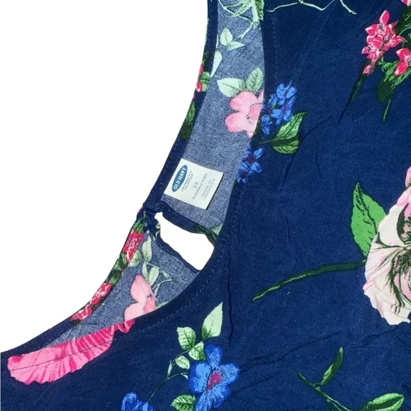 5/$25 Old Navy Navy Floral Tank Top - Picture 3 of 5